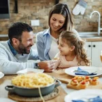 El simple hábito que fortalece tu salud mental: comer acompañado