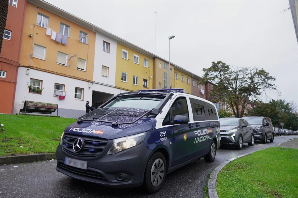 Un furgón de la Policía Nacional se lleva a un detenido (Fuente: Agencias)
