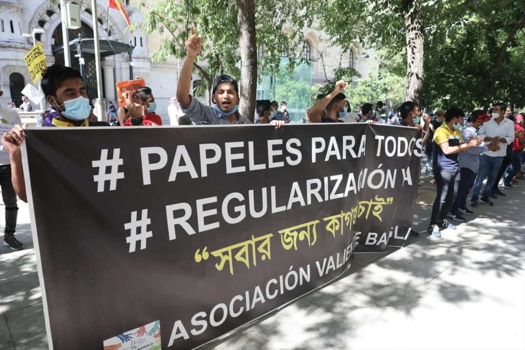 Varias personas sostienen una pancarta donde se puede leer Papeles para todos, regularización durante una manifestación de las entidades ciudadana (Fuente: Agencias)