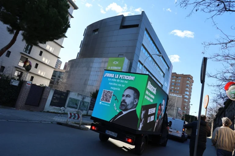 Hazte Oír entrega 15 mil firmas a VOX exigiendo medidas provida en Aragón