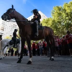 Una agente de policía y su caballo quemados con las bengalas del Atlético