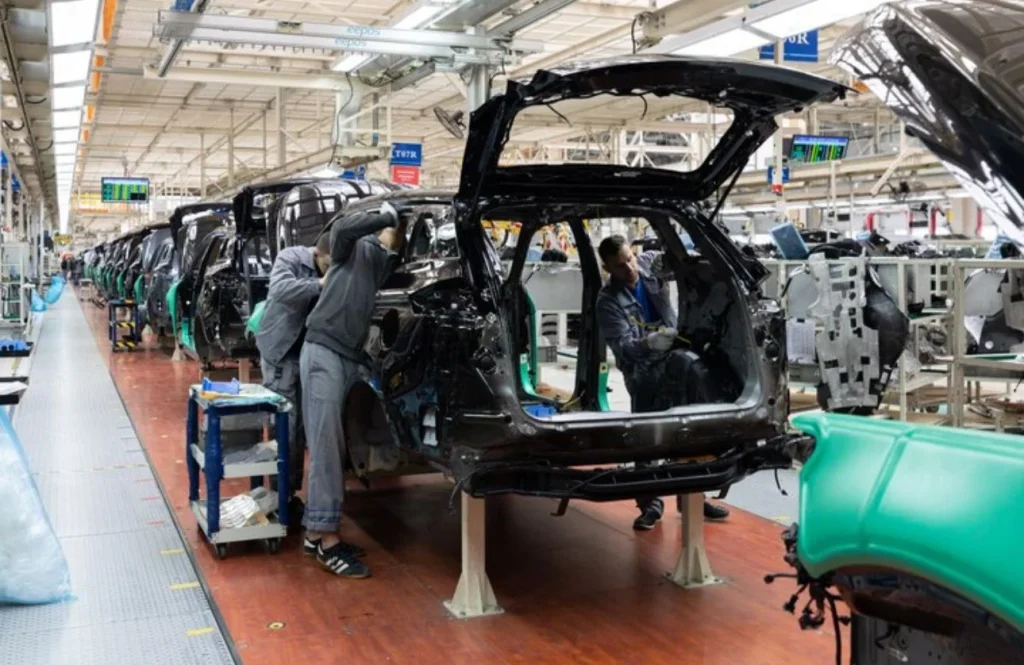 Fabricar y deshacerse de los coches también deja huella