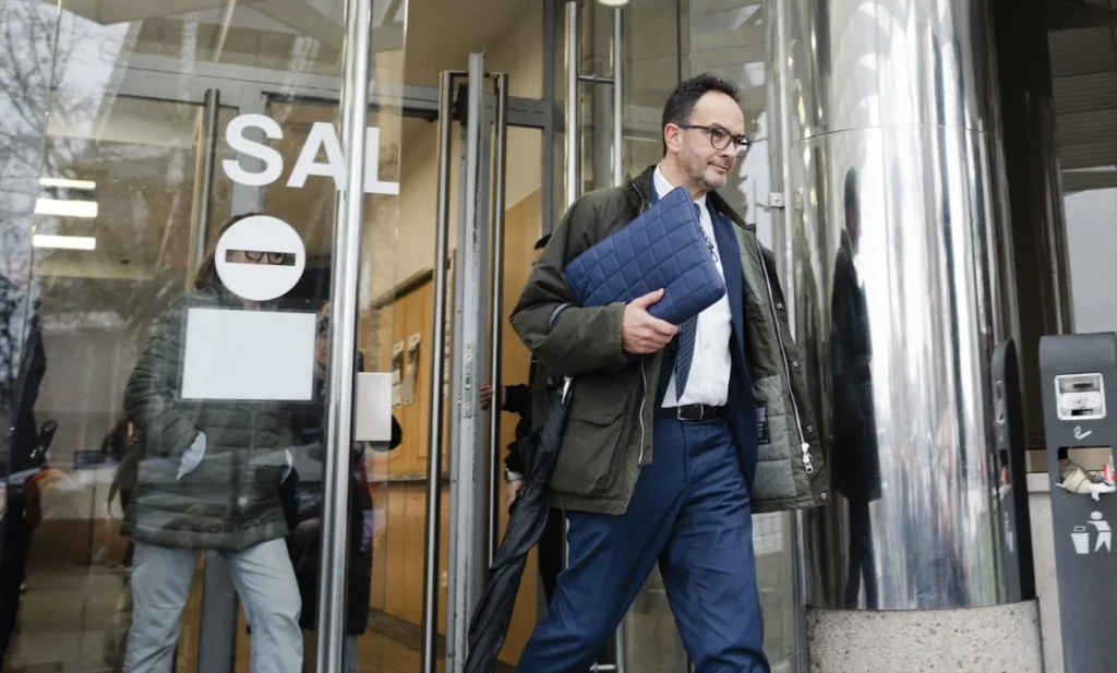 Caso Leire Díez: los testigos señalan a Pedro Sánchez con su silencio previo 1 Moncloa El secretario de Estado de Telecomunicaciones e Infraestructuras Digitales, Antonio Hernando, a su llegada a los juzgados de Plaza de Castilla. EP