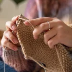 La ciencia confirma que tejer puede rejuvenecer tu cerebro y reducir el estrés