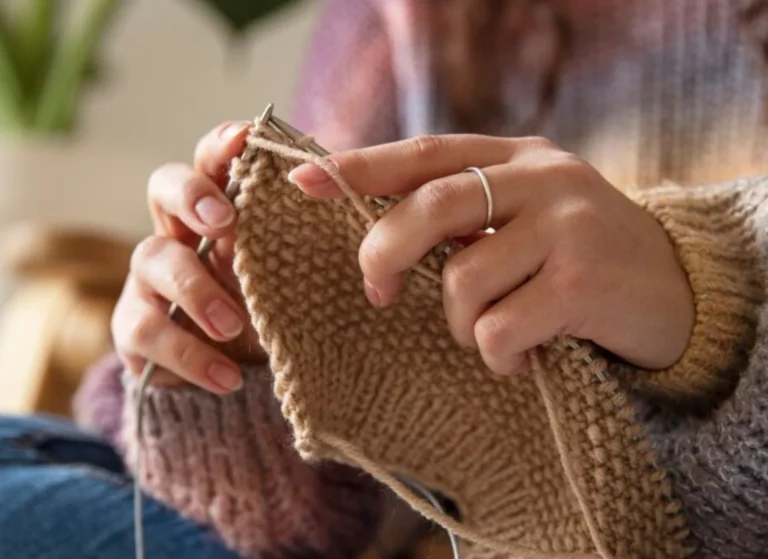 La ciencia confirma que tejer puede rejuvenecer tu cerebro y reducir el estrés