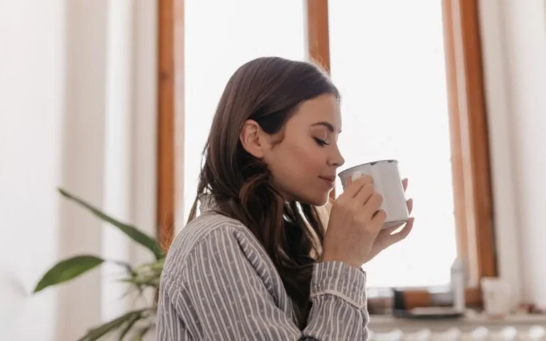 Tomar café antes de dormir la siesta podría mejorar tu energía y concentración, según la ciencia