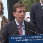 Almeida y la paloma: El divertido y escatológico momento del alcalde de Madrid en la inauguración del monumento a la prensa