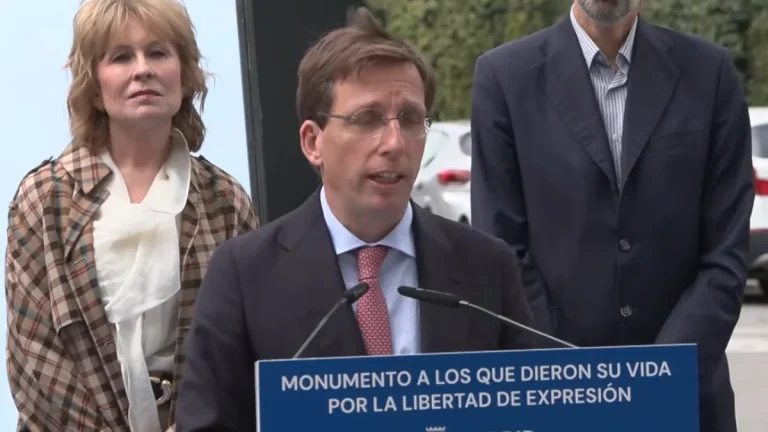 Almeida y la paloma: El divertido y escatológico momento del alcalde de Madrid en la inauguración del monumento a la prensa