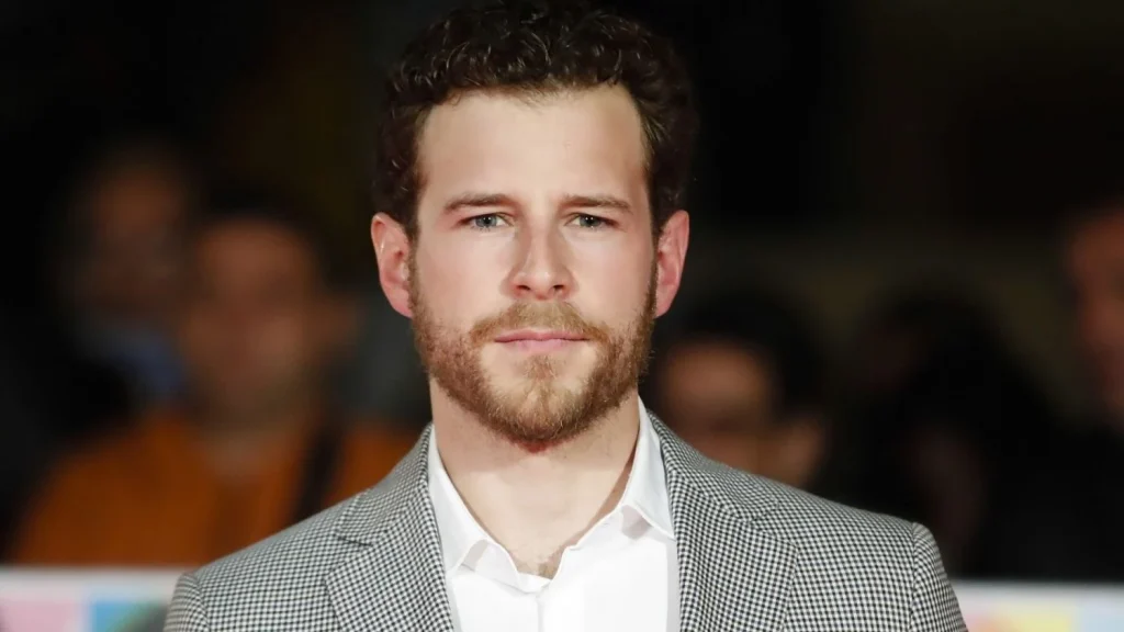 La serie olvidada en la que debutó Álvaro Cervantes y que ahora puedes ver gratis tras su Goya 2026 3 Moncloa Una serie de Álvaro Cervantes para redescubrir