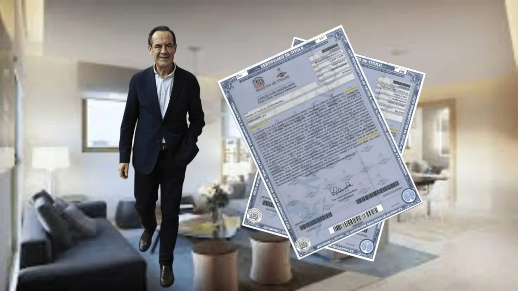 Bono-Documentos El ex ministro José Bono con los documentos de propiedad en República Dominicana. MONCLOA