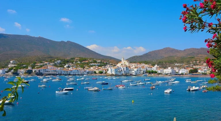 Cadaqués, el pueblo blanco de Cataluña que enamora con sus calles y calas