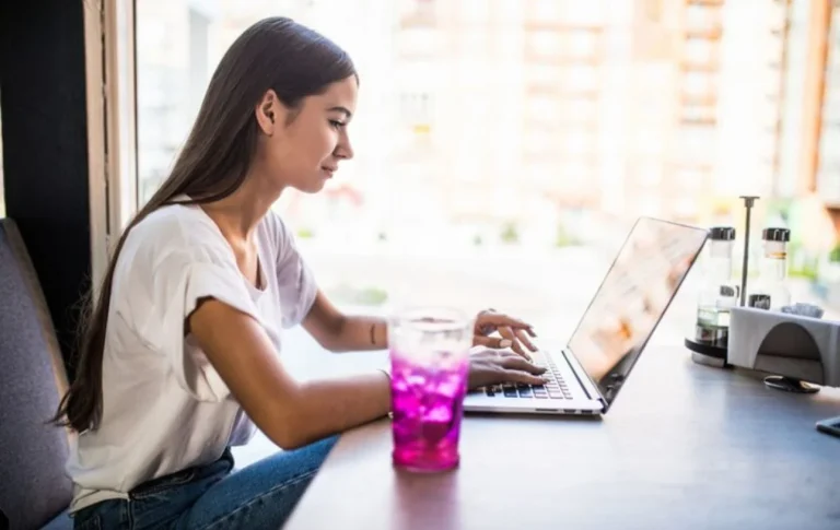 Hablar con un chatbot puede afectar tu salud mental y cada vez preocupa más