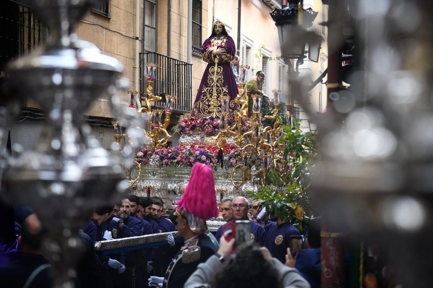 Costaleros del paso de Nuestro Padre Jesús Nazareno el Pobre durante la procesión del Jueves Santo (Fuente Agencias) Costaleros del paso de Nuestro Padre Jesús Nazareno el Pobre durante la procesión del Jueves Santo (Fuente Agencias)