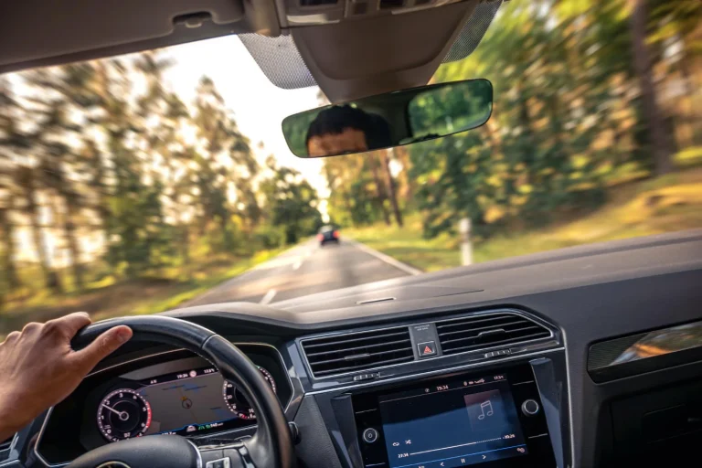 ¿Viajar solo por primera vez? El país vecino que ofrece seguridad total, rutas fáciles y las mejores calas del sur