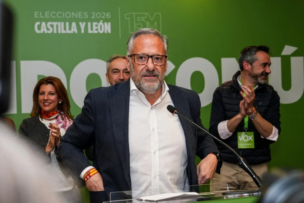 Génova celebra la victoria de Mañueco como un "impulso nacional" mientras Ferraz da por frenada su caída territorial 3 Moncloa El candidato de VOX a la Presidencia de Castilla y León, Carlos Pollán, interviene tras el seguimiento de la noche electoral de VOX en Castilla y León (Fuente: Agencias)