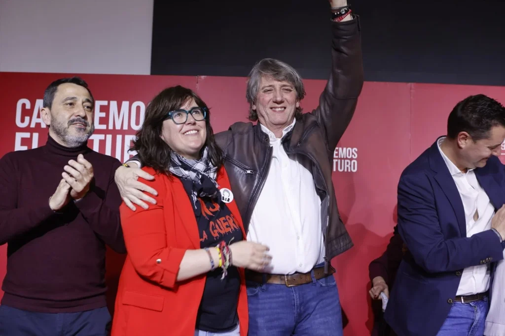 Génova celebra la victoria de Mañueco como un "impulso nacional" mientras Ferraz da por frenada su caída territorial 2 Moncloa El candidato del PSOE a la Presidencia de la Junta de Castilla y León, Carlos Martínez (d), tras el seguimiento de la noche electoral del PSOE de Castilla y León (Fuente: Agencias)