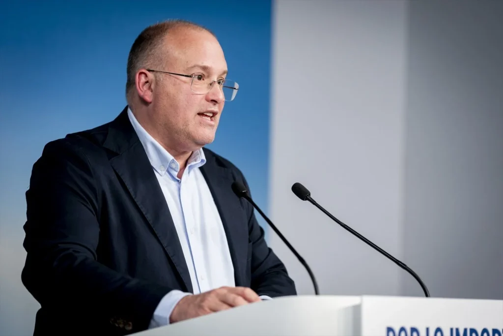 Génova celebra la victoria de Mañueco como un "impulso nacional" mientras Ferraz da por frenada su caída territorial 1 Moncloa El secretario general del Partido Popular, Miguel Tellado, durante una rueda de prensa tras seguimiento de la noche electoral del PSOE de Castilla y León (Fuente: Agencias)