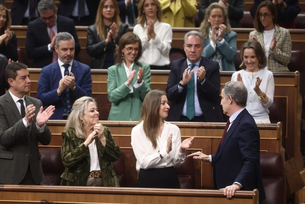 Feijóo cambia el paso y muestra su cara más radical ante el "pacifista de pacotilla" 1 Moncloa EuropaPress 7393323 presidente partido popular alberto nunez feijoo recibe aplauso bancada 1 Moncloa