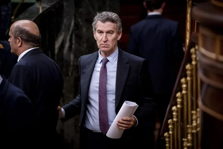 El Rey emérito, Alicante y María Guardiola comprometen el discurso regenerador de Feijóo