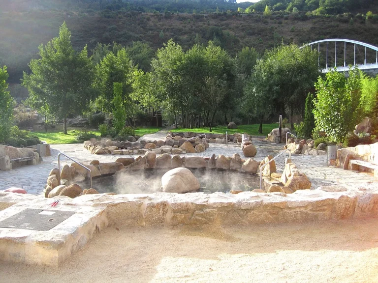 Baños a 40°C y acceso libre: Reabren las pozas mágicas de Outariz para noches de eterna juventud