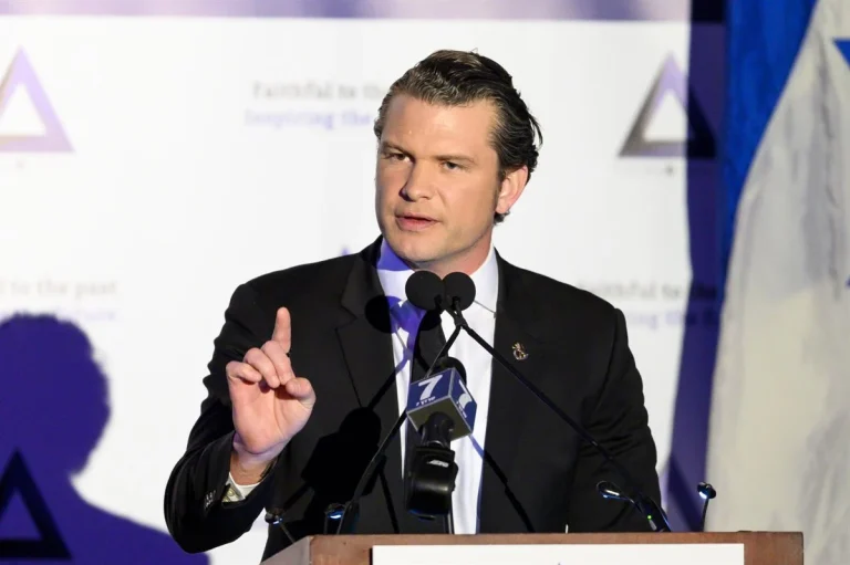 Escándalo en el Pentágono: Pete Hegseth, secretario de Guerra de Estados Unidos, veta a los fotógrafos por sacarle «feo» en las noticias