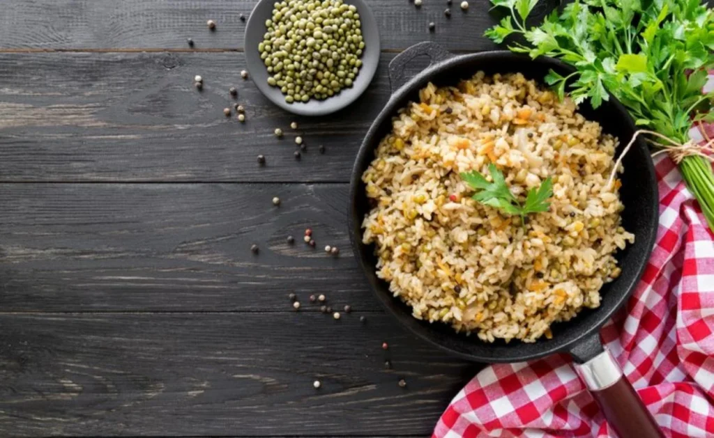 ¿Estás comiendo mal el arroz? Las combinaciones que lo hacen mucho más saludable y nutritivo 5 Moncloa El tipo de arroz influye más de lo que parece