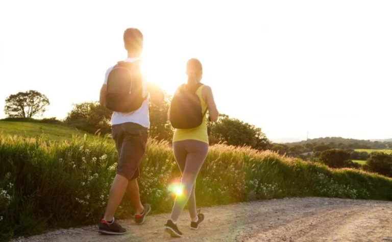 ¿Y si caminar hacia atrás fuera mejor de lo que crees? Esto dice la ciencia