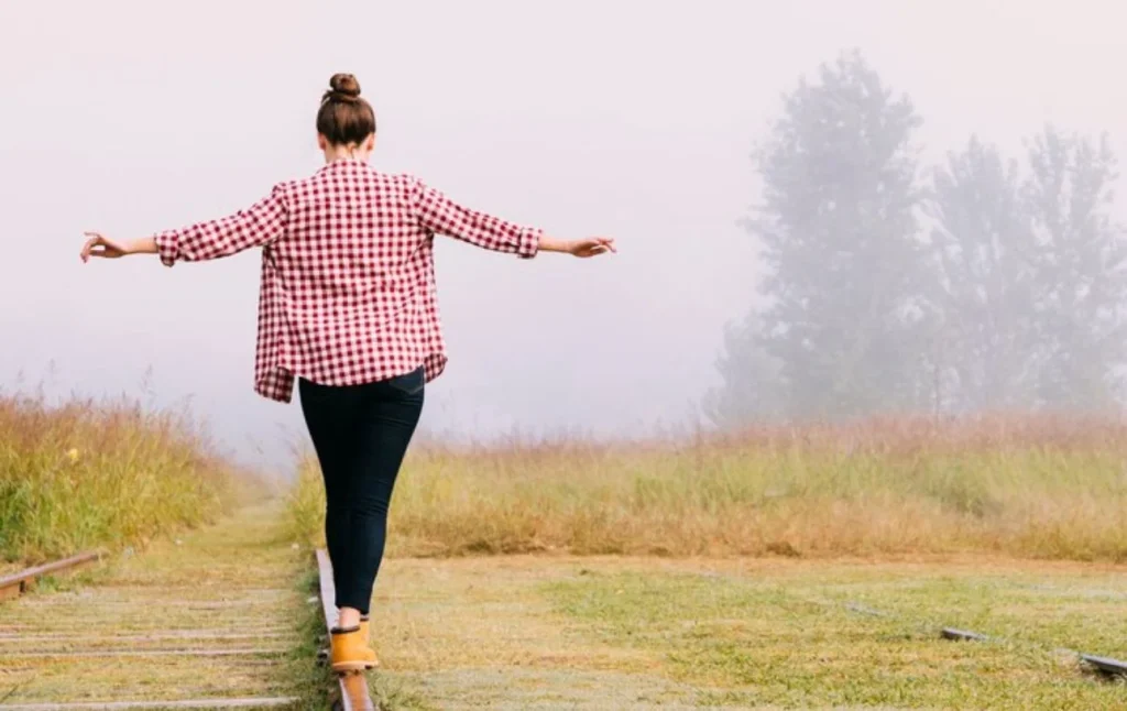 Caminar hacia atrás implica más equilibrio, cerebro y coordinación