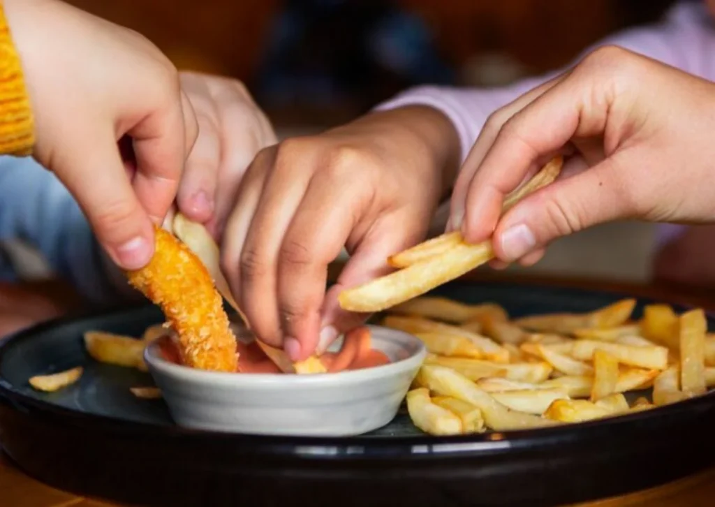 Un hábito muy común al comer podría elevar el riesgo de diabetes un 20%, según un estudio 3 Moncloa Pequeños cambios que pueden marcar diferencia para la diabetes