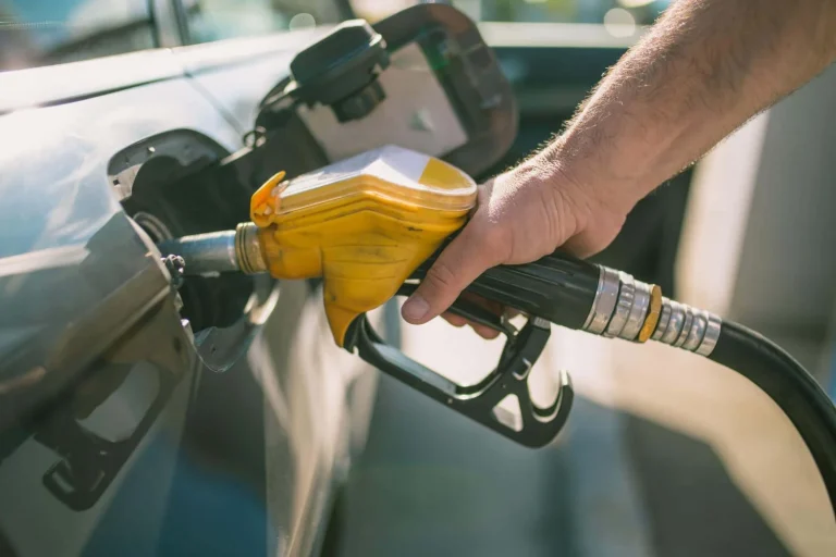 Ahorro brutal: Esta es la aplicación que te avisa exactamente qué día de la semana estará más barata la gasolina