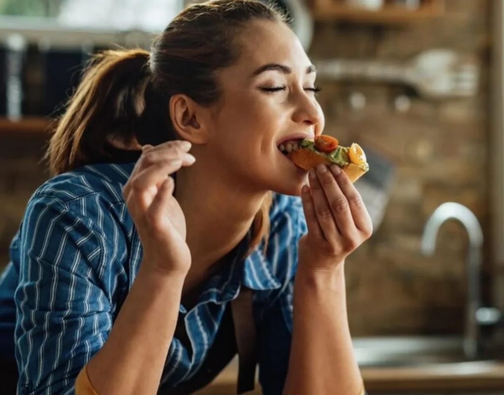 Un hábito muy común al comer podría elevar el riesgo de diabetes un 20%, según un estudio 1 Moncloa Un estudio con miles de personas durante décadas