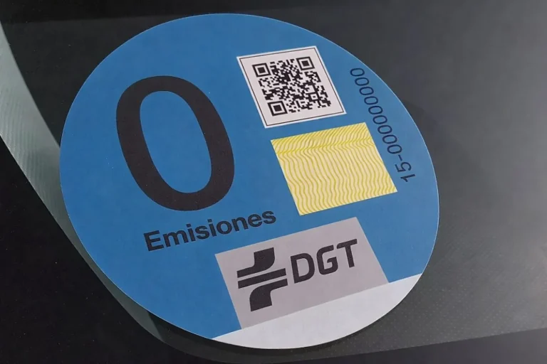 ¿Tienes un coche con etiqueta Cero? El cambio en la ley de la DGT que te puede costar 200 euros de multa