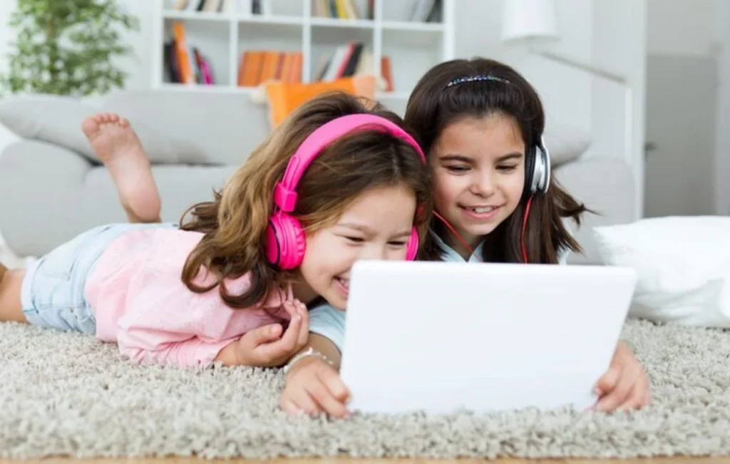 Cada vez más niños tienen miopía y los expertos señalan un hábito clave para evitarla 12 Moncloa Pantallas, actividades de cerca y el aumento de la miopía