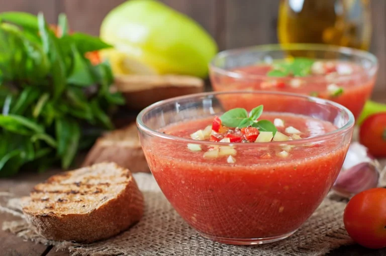 Esto es lo que los grandes restaurantes le añaden hoy al gazpacho andaluz que te hará tirar tu receta de toda la vida a la basura