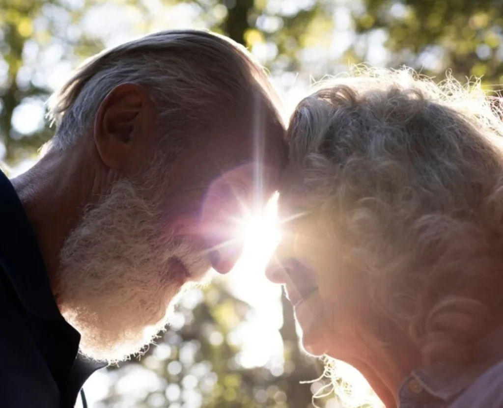 El matrimonio en la tercera edad podría traer beneficios para la salud física y mental 2 Moncloa Una relación que también influye en la salud física