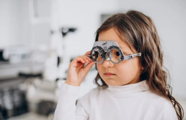 Cada vez más niños tienen miopía y los expertos señalan un hábito clave para evitarla