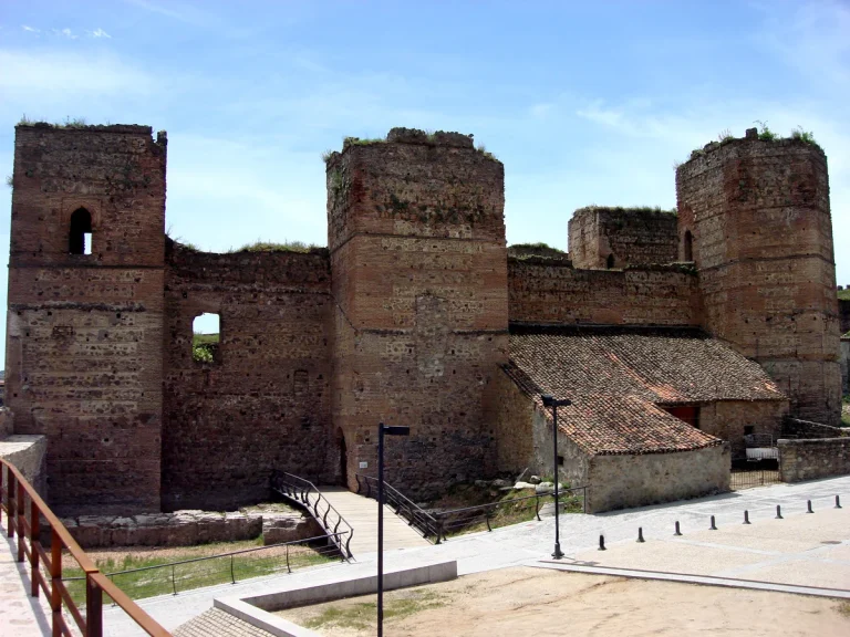 La muralla mejor conservada de Madrid está a una hora del centro y abril es el mes ideal para recorrerla entera