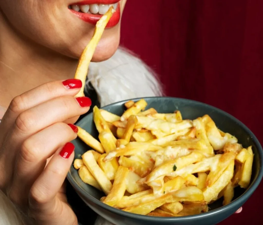 Un hábito muy común al comer podría elevar el riesgo de diabetes un 20%, según un estudio 2 Moncloa No todos los alimentos actúan igual en el cuerpo