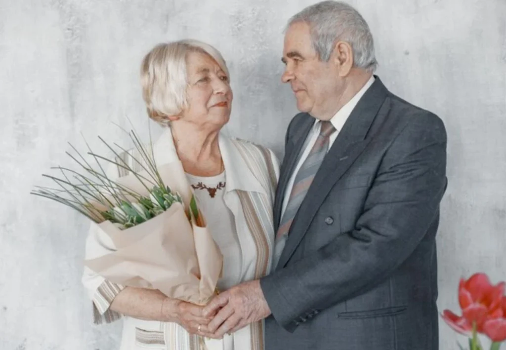 El matrimonio en la tercera edad podría traer beneficios para la salud física y mental 1 Moncloa El bienestar emocional que genera el matrimonio