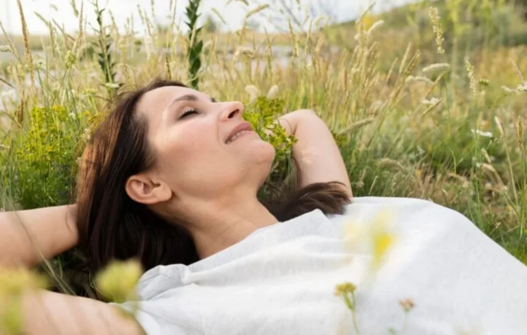 ¿Funcionan de verdad los somníferos naturales? Lo que dice la ciencia sobre la melatonina y la manzanilla