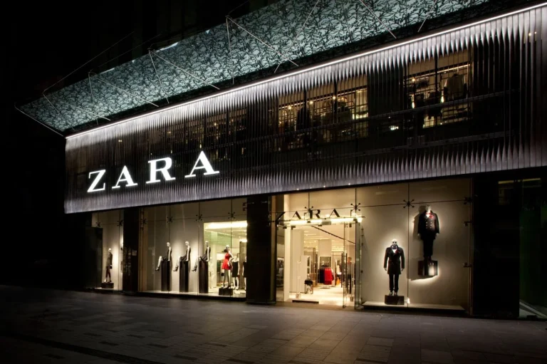 El truco de estilo para el entretiempo: los 6 jerséis de Zara y Mango que solucionan tu look
