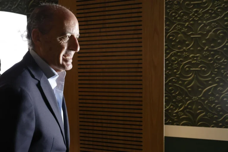 Camps desafía a Feijóo y exige un congreso regional para el PP valenciano