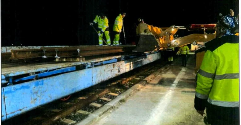 Captura de pantalla 2026-04-14 a las 19.59.05 Trabajadores de ADIF retirando los raíles de Adamuz. MONCLOA
