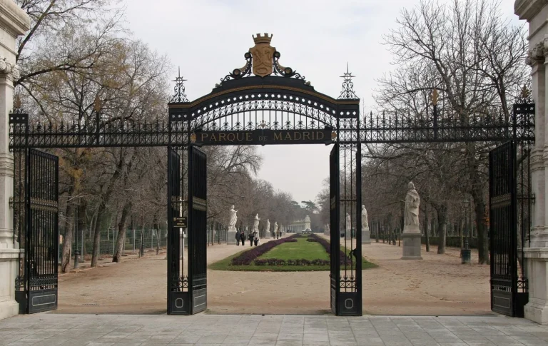 Alerta sanitaria en el Retiro y la Casa de Campo: el mapa de las zonas infestadas por garrapatas este abril