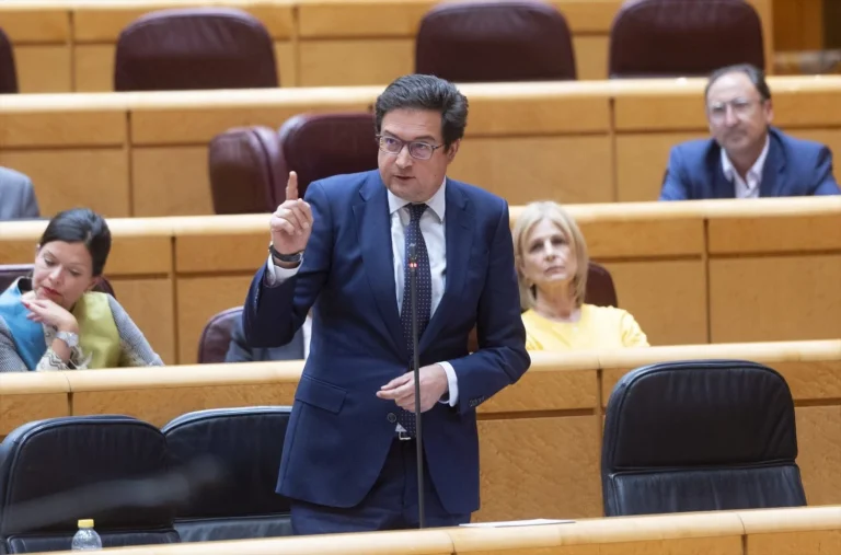El PSOE de Madrid se rompe: críticos piden primarias y retirar a Óscar López