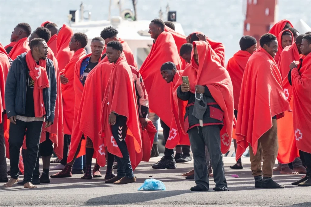 EuropaPress 6426138 migrantes llegados cayuco puerto naos 28 diciembre 2024 arrecife lanzarote Moncloa