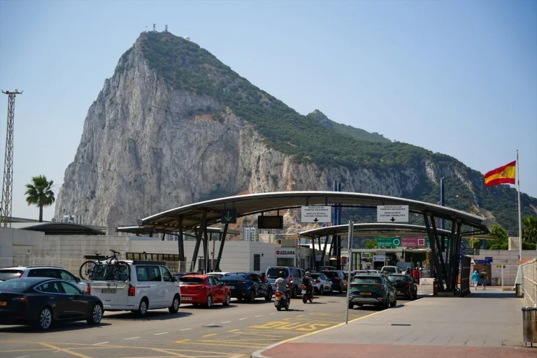Hacienda excluye a Gibraltar de la lista de paraísos fiscales tras 35 años e incluye a Rusia