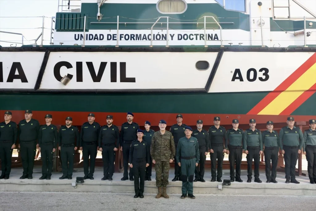 EuropaPress 7083073 rey felipe vi posa foto visitar buque aula seco rio pisuerga dentro visita Moncloa