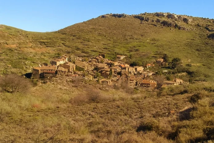 El paraíso secreto de pizarra a una hora de Madrid para escapar del caos por menos de 100 euros El paraíso secreto de pizarra a una hora de Madrid para escapar del caos por menos de 100 euros