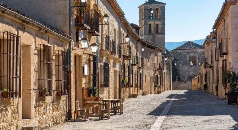 El "pueblo amurallado" de las velas: por qué Pedraza es el destino más exclusivo (si sabes cuándo ir)